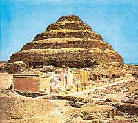 Piramida schodkowa króla Dżesera w Sakkara o wymiarach: podstawa 125 x 109 m, wysokość: 62,3 m
